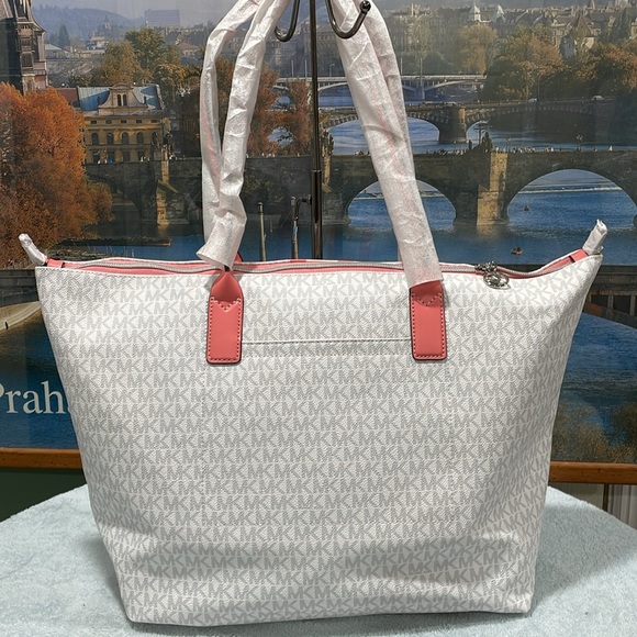 Michael Kors Large Travel Tote - Picture 4 of 9